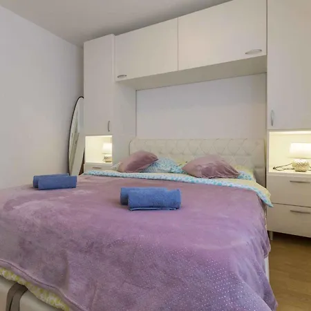 In 39426 Apartment *